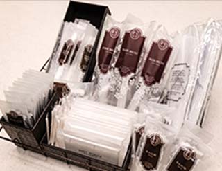 写真：歯ブラシセット、髭剃りセット、ボディスポンジ、くし、綿棒、スリッパ